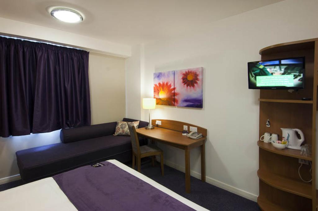 Premier Inn Manchester - Heaton Park Eksteriør bilde