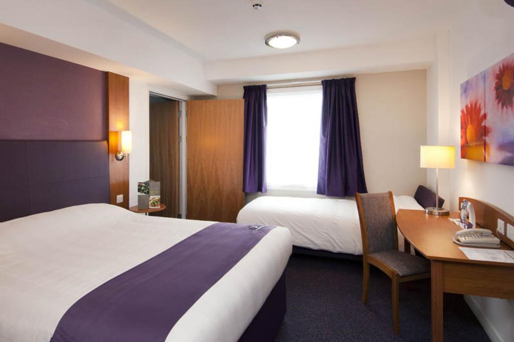 Premier Inn Manchester - Heaton Park Eksteriør bilde