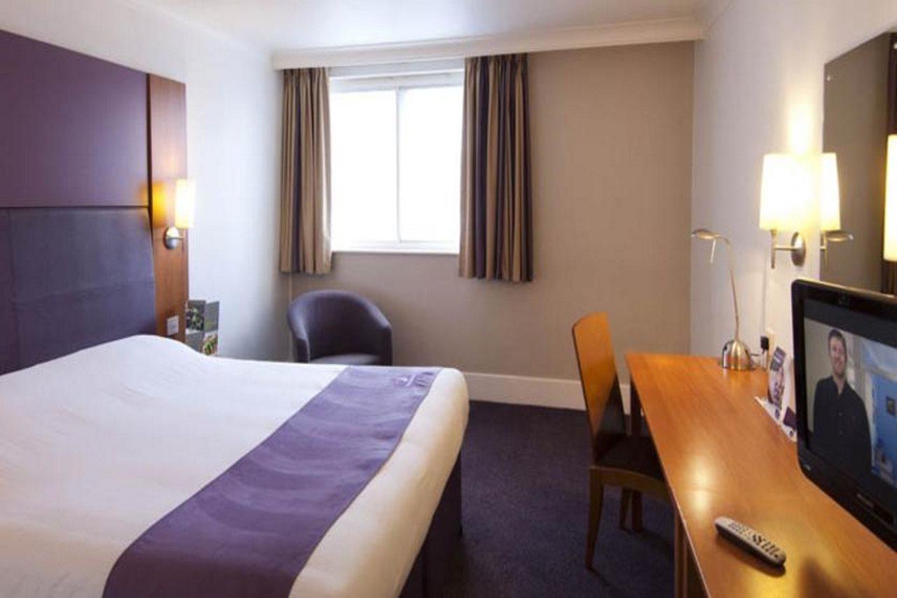 Premier Inn Manchester - Heaton Park Eksteriør bilde